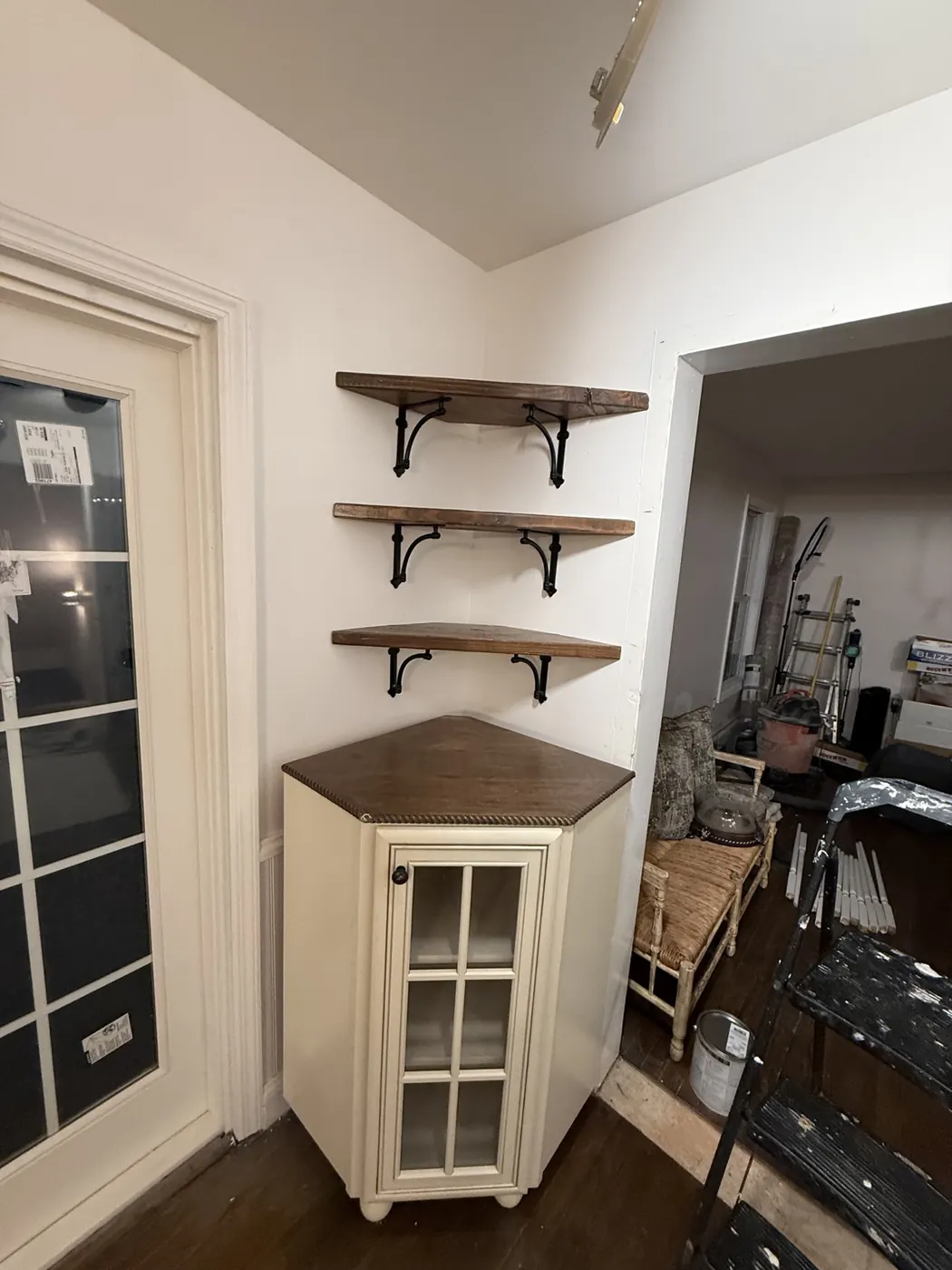 Finished corner shelving and custom cabinet detail